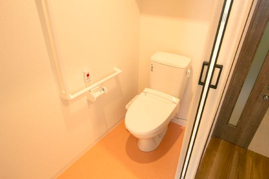 バリアフリー設計のトイレ