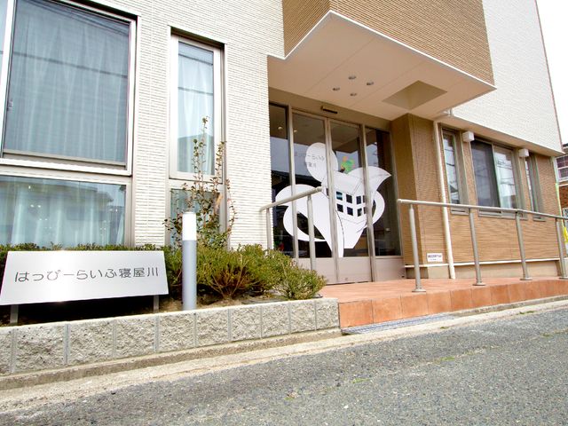 歓迎感のあるエントランス エントランス 明るく開放的なエントランスでみなさんの来訪を歓迎。温かみのある職場環境です。