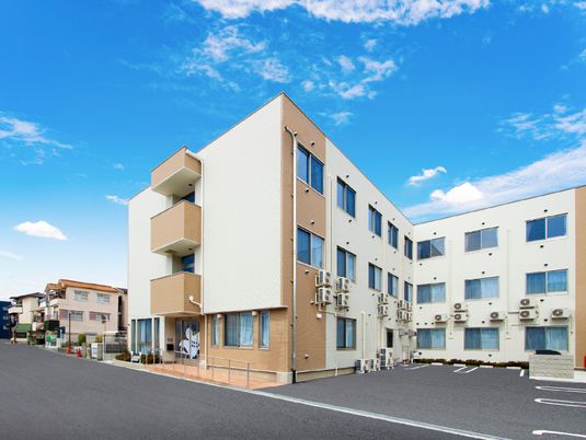 新築そうな白い建物
