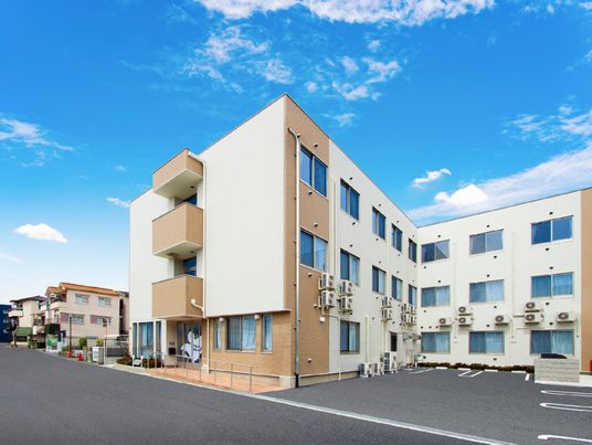 新築そうな白い建物