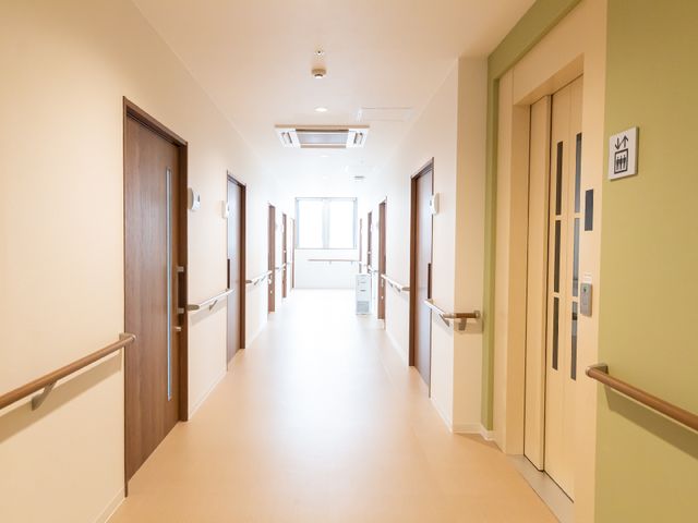 廊下の明るいイメージ 廊下 手すりが備えられた清潔感のある廊下です。明るく落ち着いた雰囲気で、快適な移動ができる環境を提供しています。