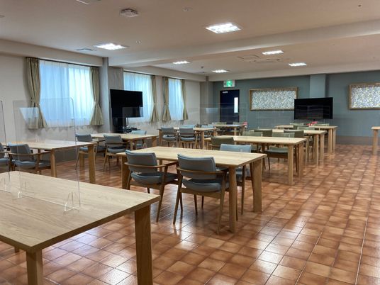 清潔感ある食堂の様子