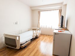 居室のベッドと冷蔵庫