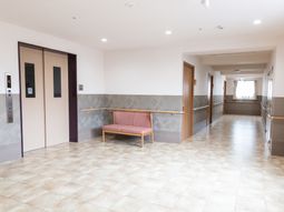 廊下とベンチのエレベーターホール