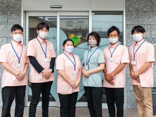 笑顔のスタッフイメージ