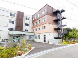 外観の建物と庭園