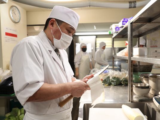 職員が活躍する厨房場面