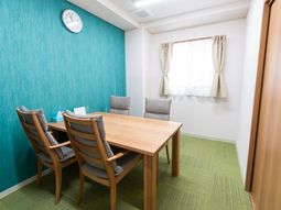 清潔なダイニングスペース