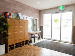 明るいエントランスの様子