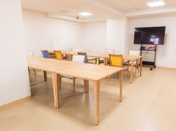 共有スペースのテーブルと椅子