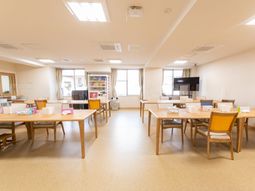 明るい食堂空間