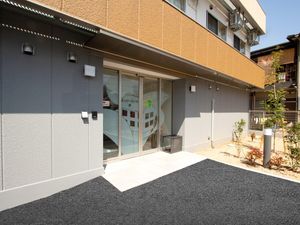 明るく清潔な入り口