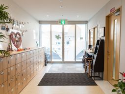 エントランスの明るい空間