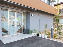 清潔なエントランス外観