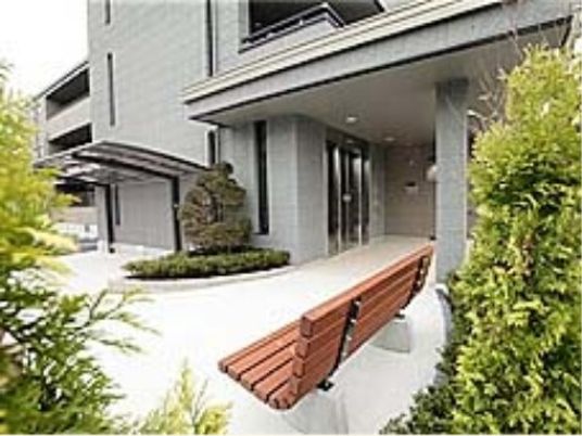 施設の明るいエントランス