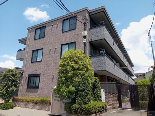 落ち着いた色合いの外観