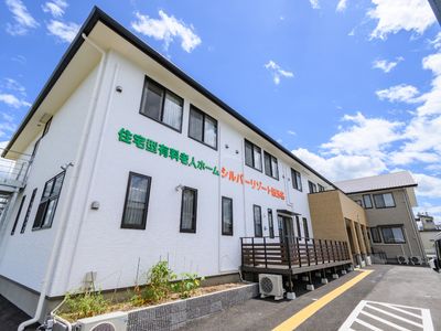 白壁の建物と青空