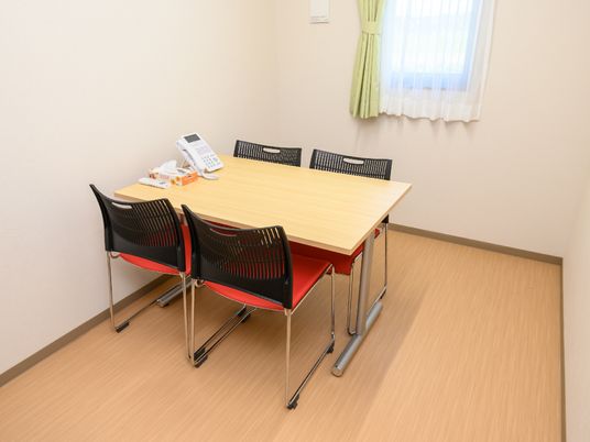 シンプルな木製テーブルセット