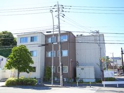 落ち着いた色合いの建物外観