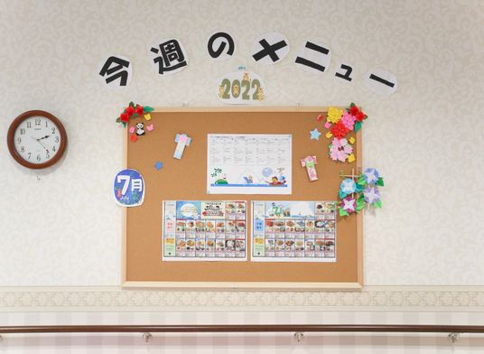 掲示物と時計がある壁面