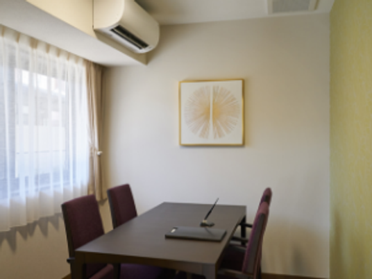 少人数の会議室のような部屋  