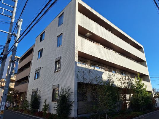 明るく広々とした施設の外観