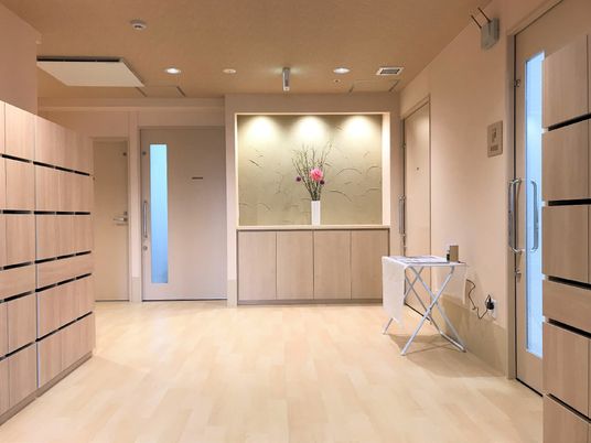 清潔感あるエントランス空間