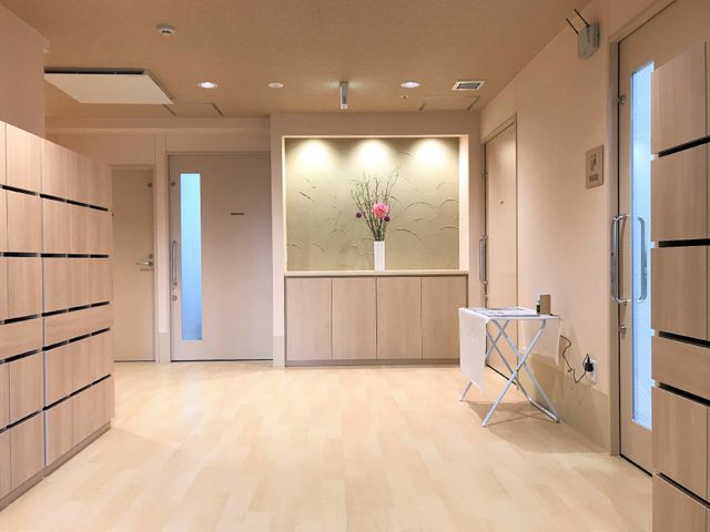 清潔感あるエントランス空間