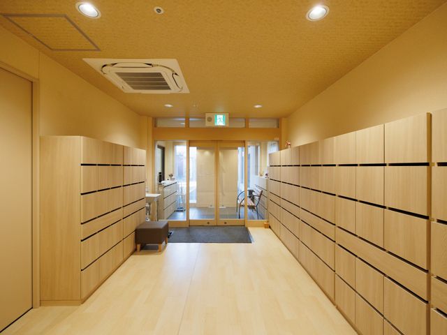 清潔感ある廊下とキャビネット 廊下 広々とした清潔感のある廊下です。日々の業務を通じて快適な環境を提供する役割を担います。