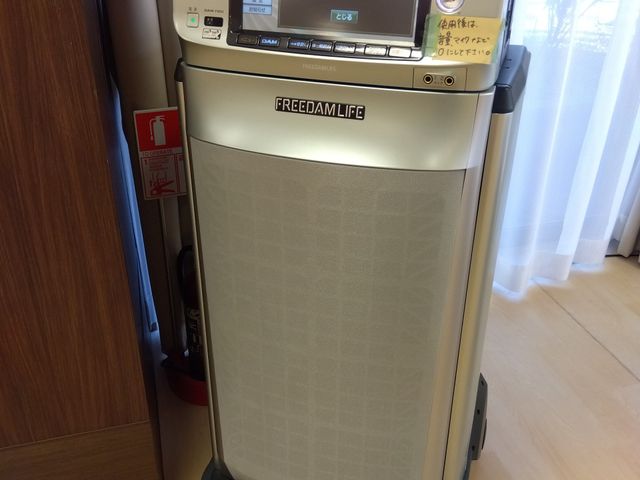 カラオケ機器　皆様で懐かしの歌などカラオケ会を実施しています.