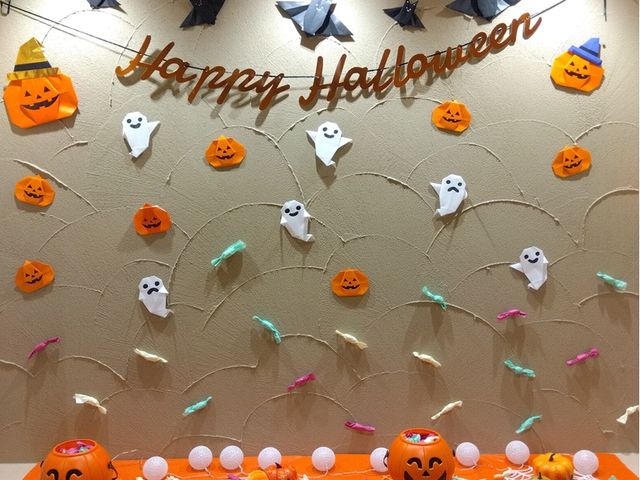 ハロウィーン装飾の壁 多目的室 壁にはハロウィーンの装飾が施され、季節の催しに合わせた賑やかな空間を演出しています。