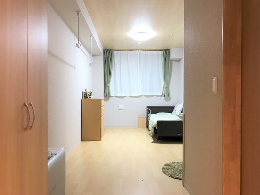 明るい個室の居室