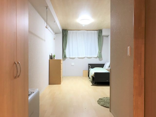 明るい個室の居室 居室 清潔感溢れる居室で、快適な暮らしをご提供いたします。広々とした空間で落ち着いた時間をお過ごしいただけます。
