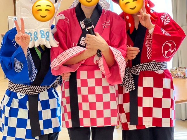 楽しげな雰囲気の廊下 廊下 明るく広い廊下では、職員同士が楽しくコミュニケーションを取る様子が見られます。