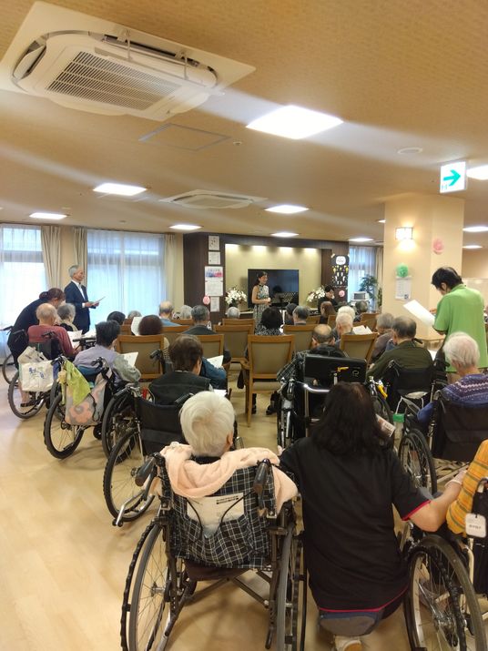 賑やかな集会の様子