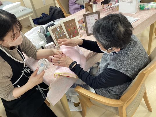 ネイルケアの様子を伝える室内