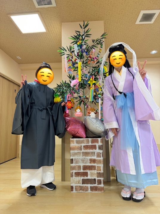 和やかな七夕飾りの室内