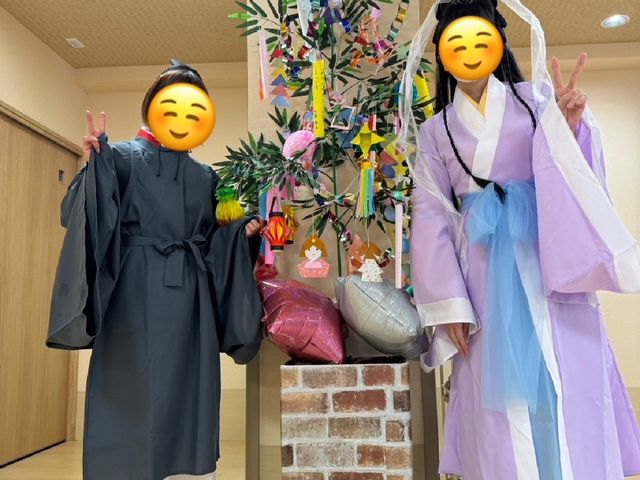 和やかな七夕飾りの室内 内観 七夕の飾りが施されたリビングです。衣装をまとったスタッフが笑顔で和やかな雰囲気を作っています。