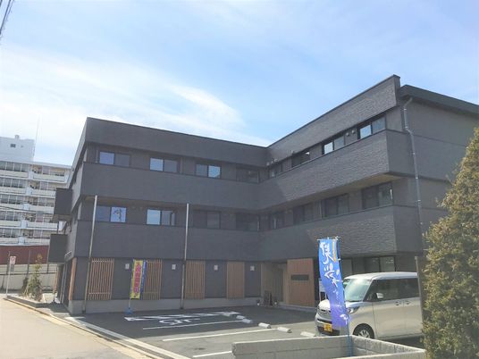 清潔感溢れる施設の外観