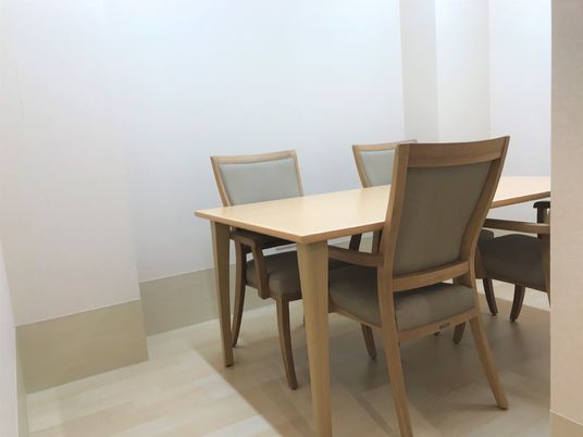 シンプルなダイニングテーブルセット