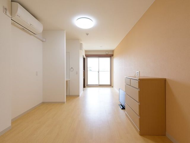 居心地の良い居室内観 居室 ゆったりとした空間と自然光が差し込む居室です。清潔感あふれるこの部屋が、あなたの新しい職場になるかもしれません。