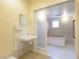 清潔な浴室と洗面台