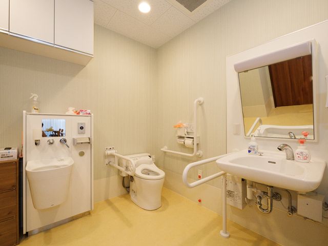 手すり付き清潔な浴室 トイレ 安全に配慮された浴室は、手すりや滑り止めが完備され、安心してご利用いただけます。