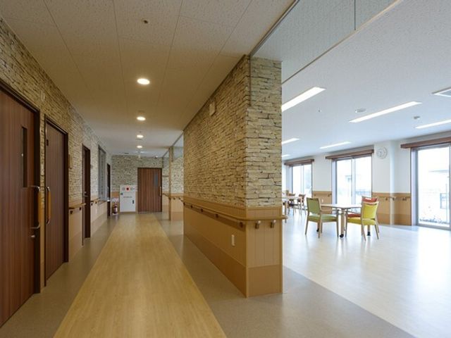 清潔感のある廊下と食堂 共有スペース ゆったりした食堂が続く清潔な廊下です。自然光が降り注ぐ明るい空間で、快適な職場環境が提供されています。