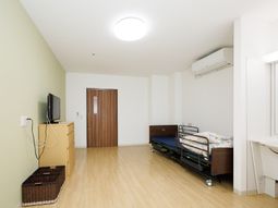 明るい居室の風景