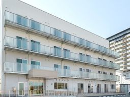 白い建物の明るい外観