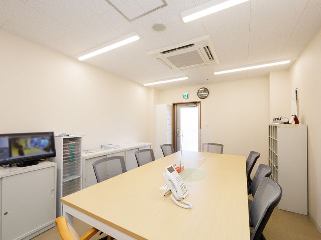 会議室のテーブルと椅子 スタッフルーム 機能的に配置されたテーブルと椅子のある空間です。作業やミーティングに適した落ち着いた環境で、日々の業務を進められます。