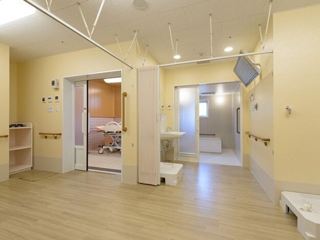 明るい廊下と部屋の一部 浴室 広々とした廊下はバリアフリー設計で、どなたでも快適に移動できるように配慮されています。