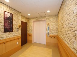 石壁の廊下とアート