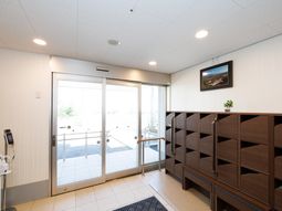 エントランスの明るい風景